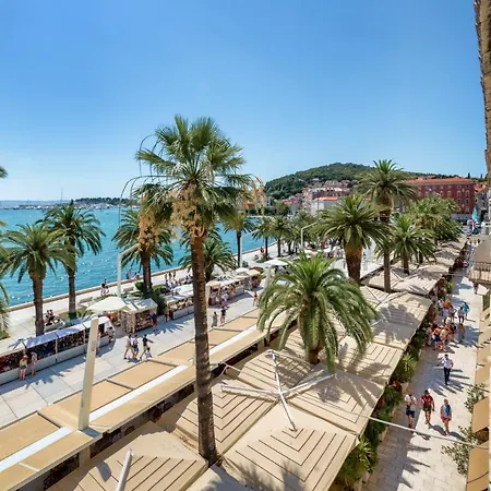 Palms Promenade Luxury Гостьовий будинок Спліт